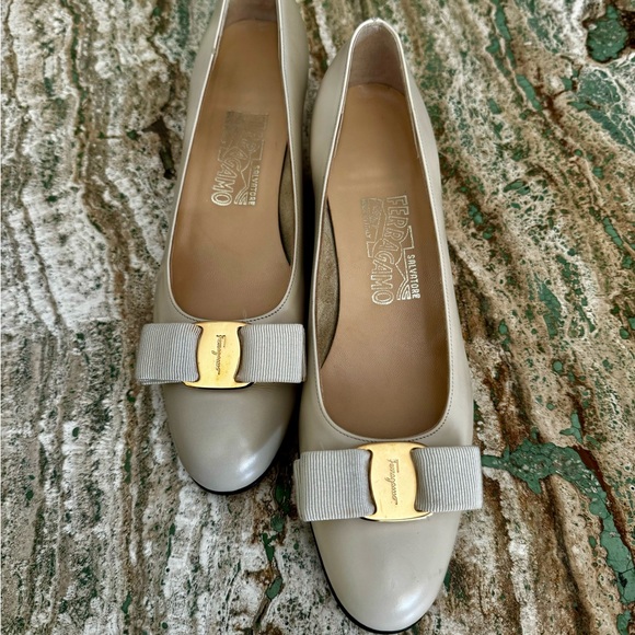 SALVATORE FERRAGAMO VARA 7AA NARROW IVORY LOW HEEL PUMPS HEELS RIBBOW BOW SHOES - Picture 1 of 11